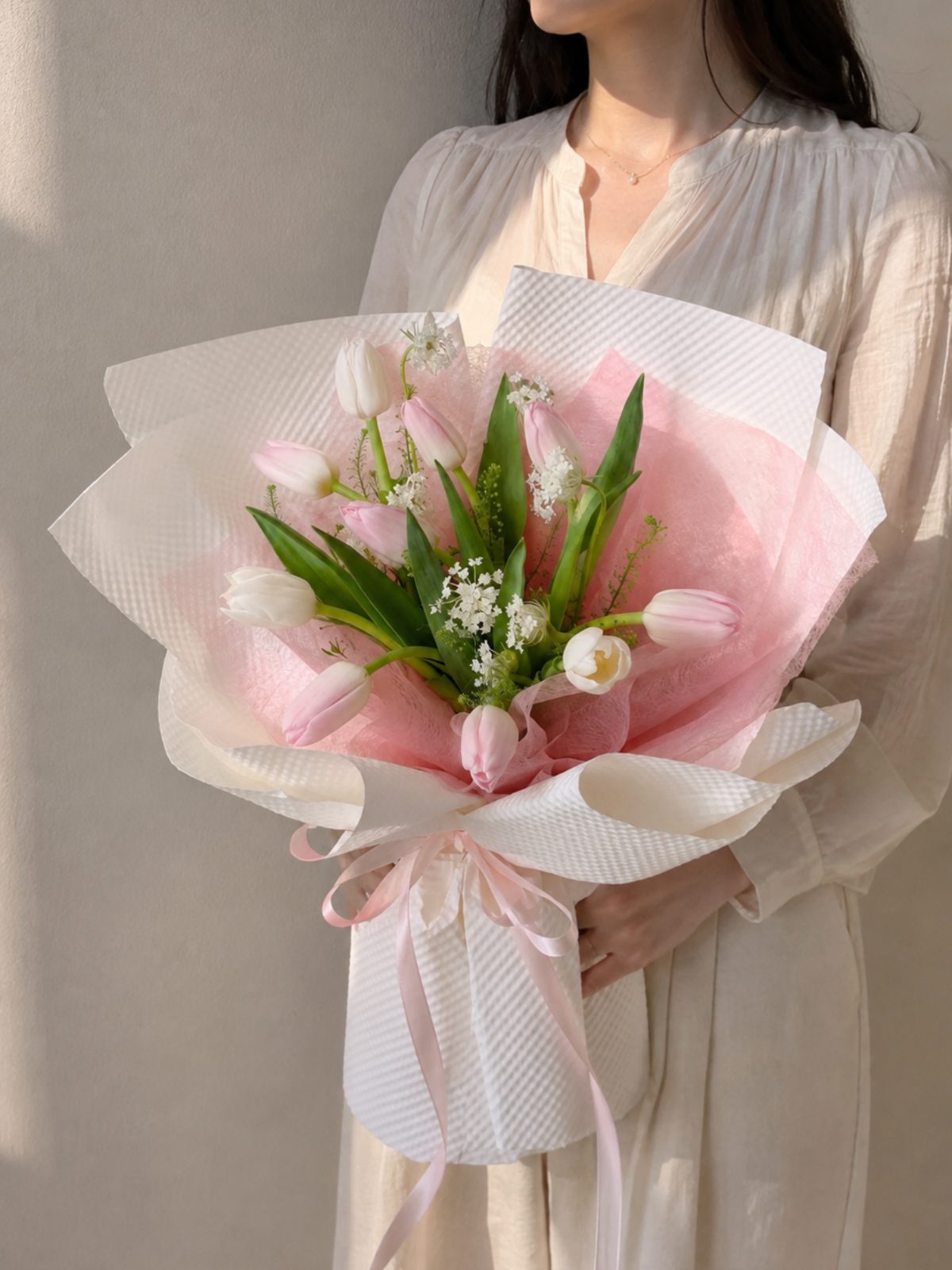 Bó hoa 10 bông Tulip hồng Hà Lan mix Thuý Châu
