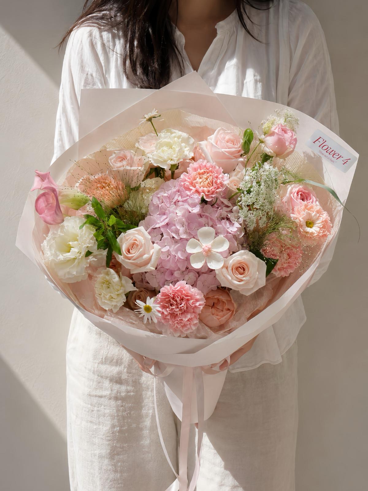 Bó tròn Tú Cầu Hồng mix hoa lá phụ