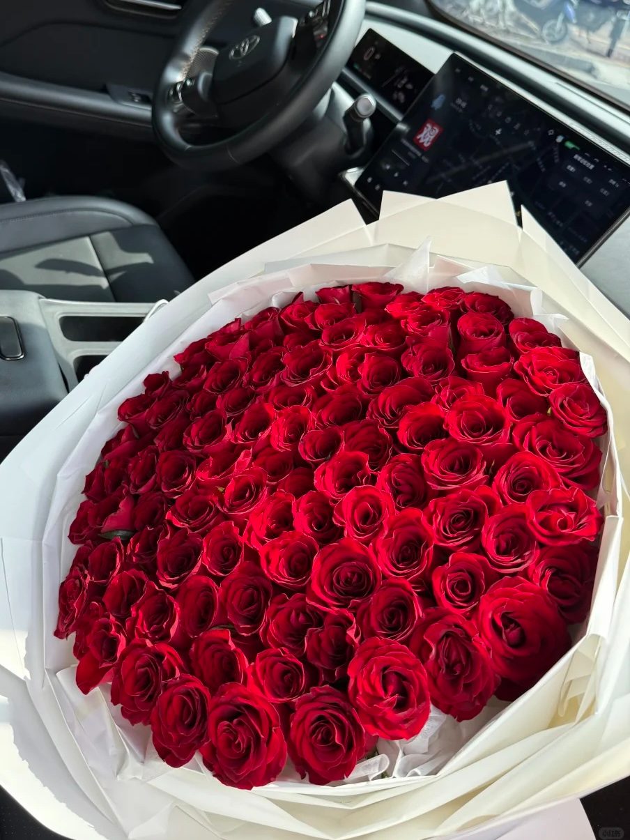 Bó tròn 100 bông Hồng Đỏ Rednaomi