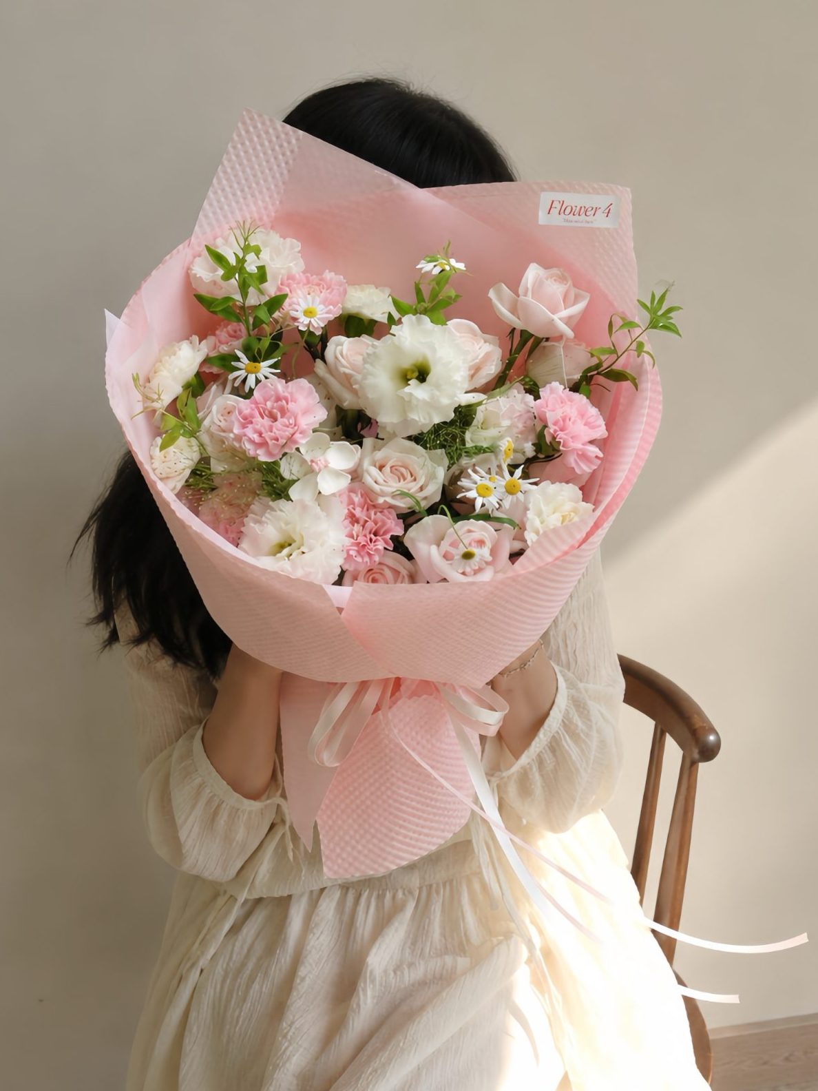 Bó hoa Hồng Kem Dâu mix hoa lá phụ