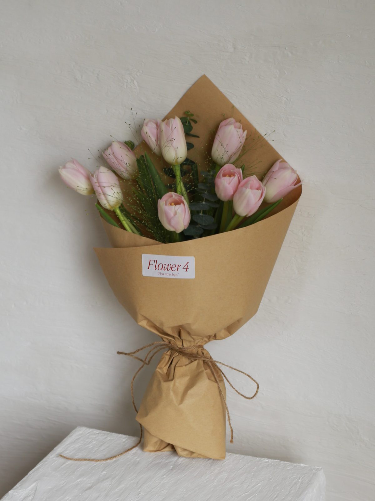 Bó hoa 10 bông Tulip hồng Hà Lan mix lá