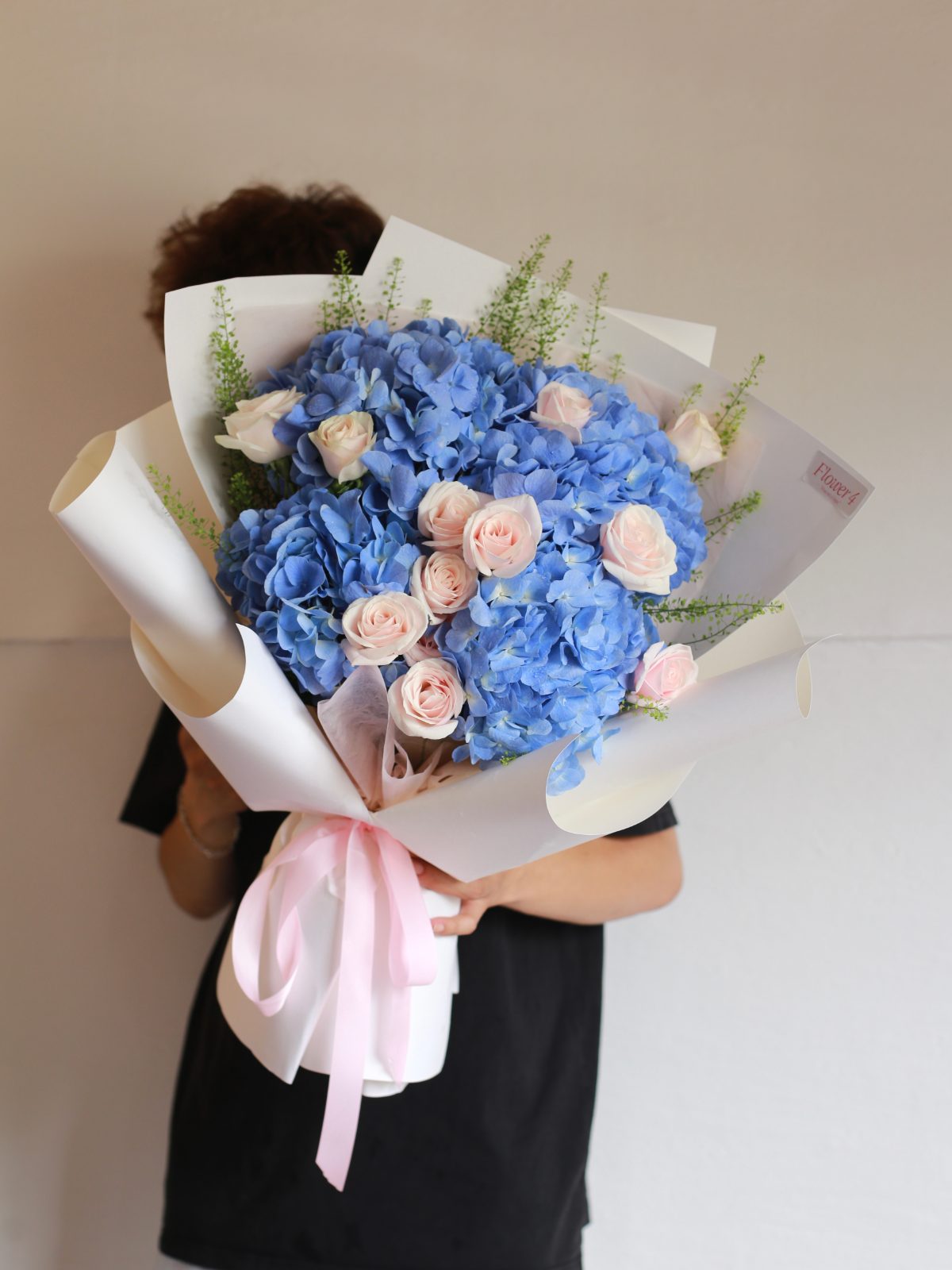 Bó Tú Cầu Blue mix Hồng Kem Dâu