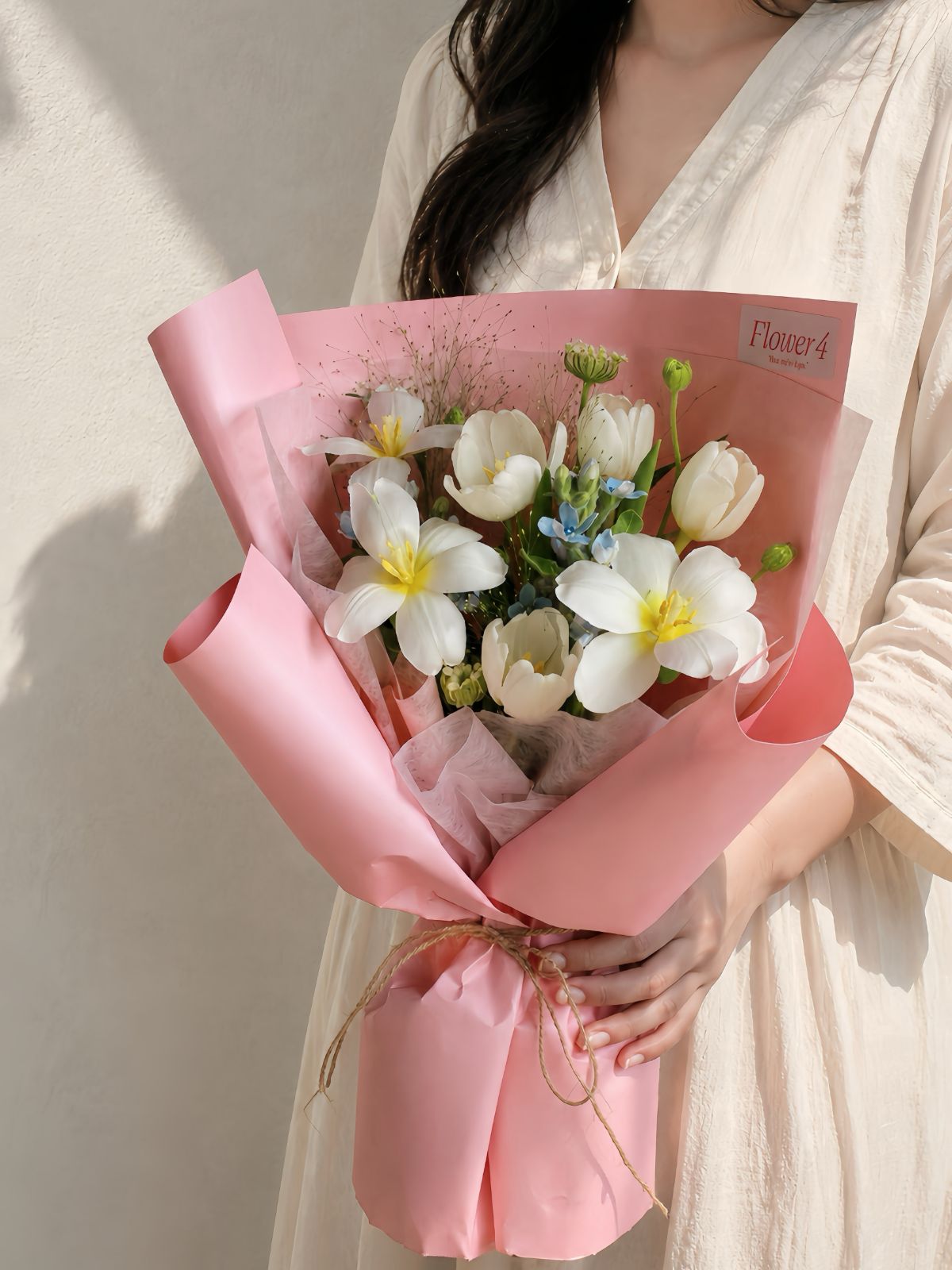 Bó 7 bông Tulip Trắng Hà Lan mix hoa lá phụ