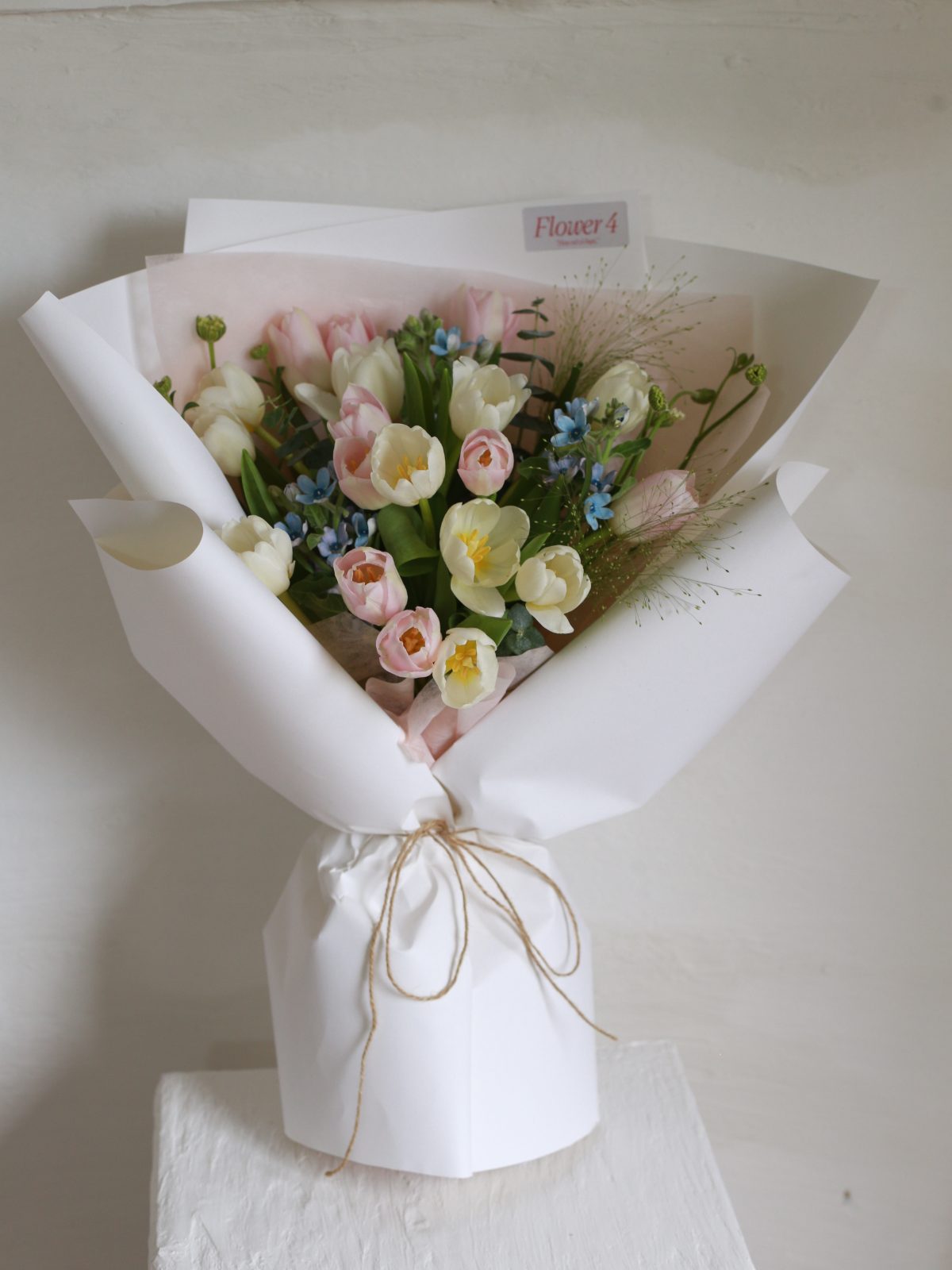 Bó hoa 20 bông Tulip trắng hồng Hà Lan mix hoa lá phụ