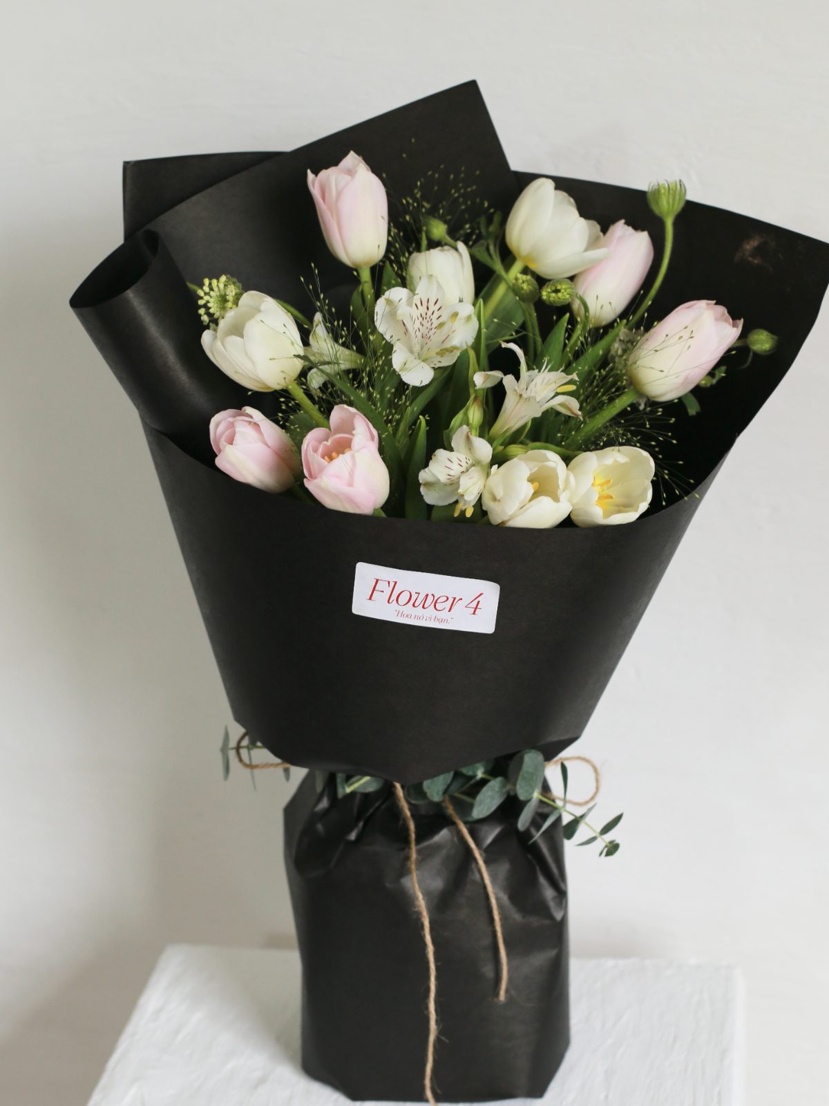 Bó 10 bông Tulip trắng hồng Hà Lan mix hoa lá phụ